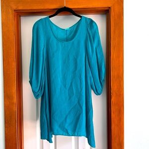 Turquoise/teal tunic length top with pockets!